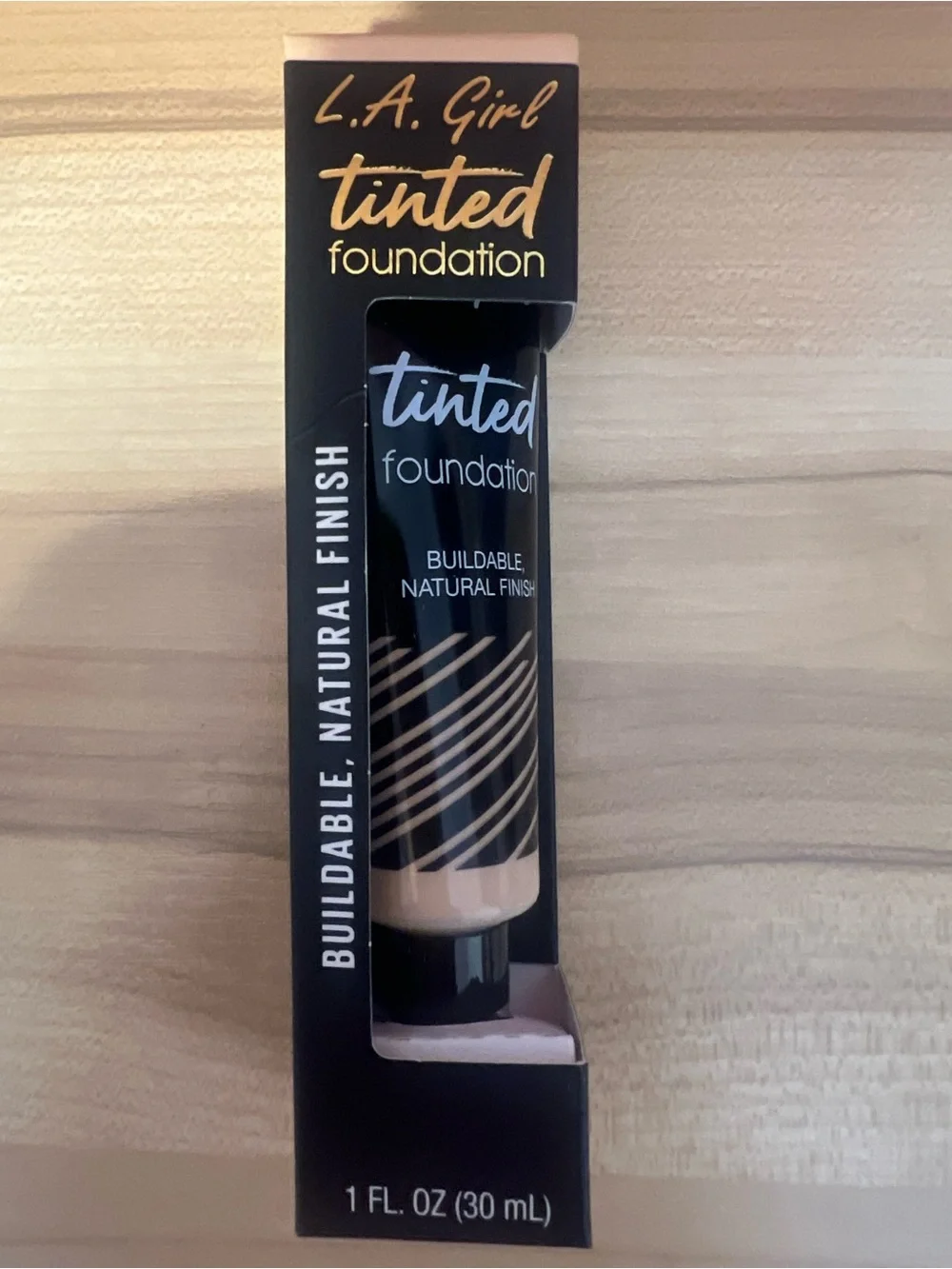 NIB LA GIRL TINTED FOUNDATION PORCELAIN